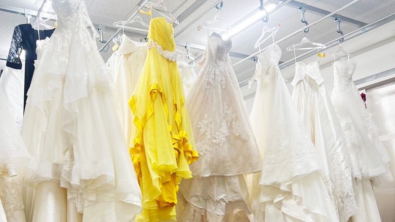 ディアハートの大型立体乾燥室でドレスや衣装を乾燥させている様子